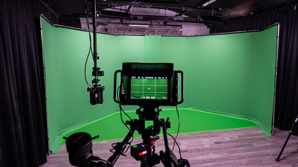 Zelené kľúčovacie plátno pripravené na videoprodukciu v modernom Štúdiu Košice, čaká na kreatívnu transformáciu.