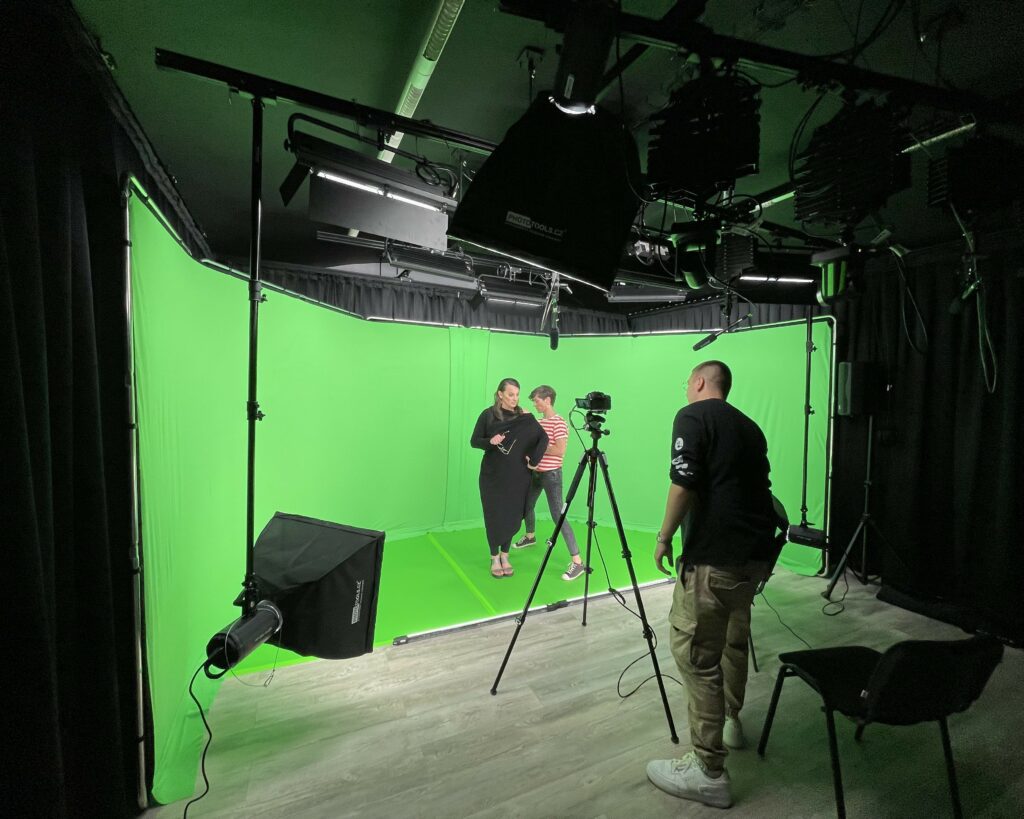 Zelené kľúčovacie plátno pripravené na videoprodukciu v modernom Štúdiu Košice, čaká na kreatívnu transformáciu.